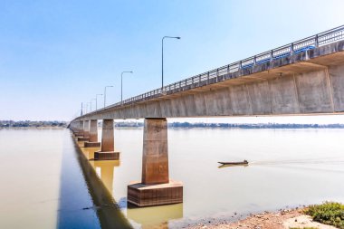 Şehirdeki nehrin güzel manzarası