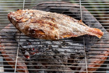 Bitki ve baharatlı taze domuz pirzolası..