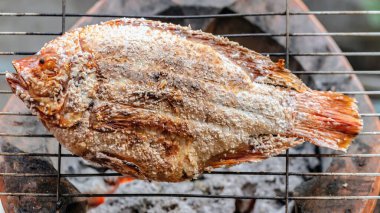 Baharatlı ızgara domuz pirzolası ve barbeküde biberiye.