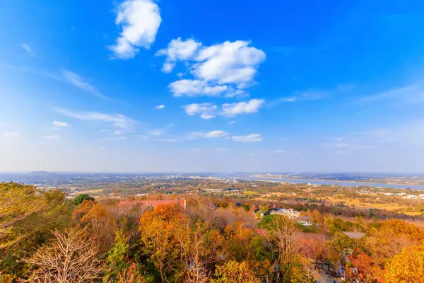 Renkli ağaçlar ve yapraklarla dolu sonbahar manzarası