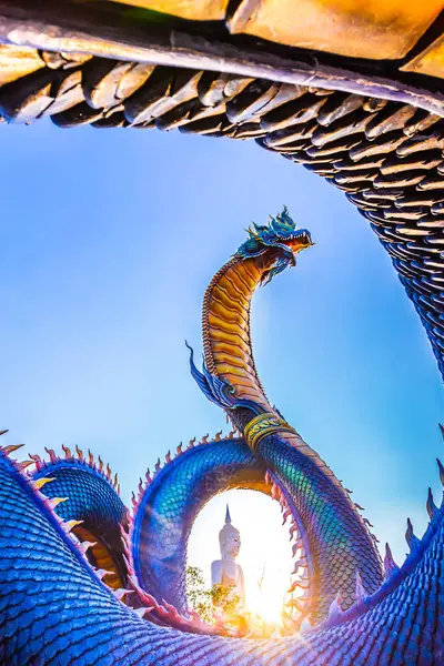 Şehirdeki ejderha heykeli