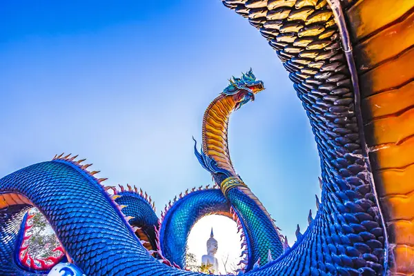 Şehirdeki ejderha heykeli