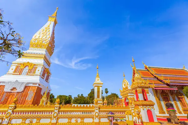 Tayland tapınağındaki altın pagoda.