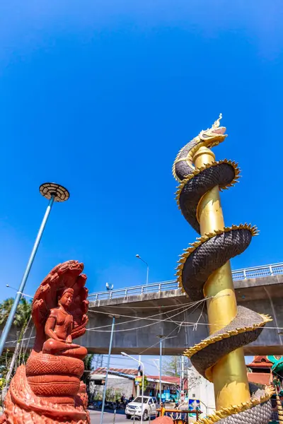 Tayland şehrindeki tapınağın çatısındaki ejderha heykeli.