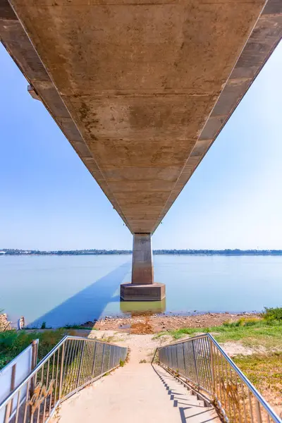 Göl manzaralı mavi bir gökyüzü.