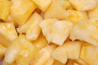 Beyaz kasede dilimlenmiş taze ananas.