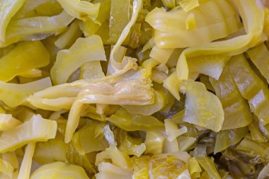 sarımsaklı lahana, yağ ve baharatlı.