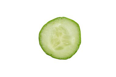 Beyaz arka plan üzerinde izole salatalık dilim