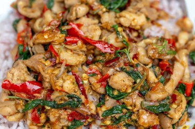 Baharatlı Tayland tavuğu ve baharatlı fesleğen.