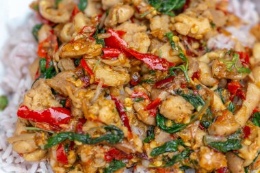 Fesleğenli kızarmış domuz ve Tayland usulü kırmızı biber.