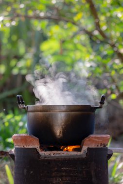 Izgaradaki ateşte kızartma tavası.