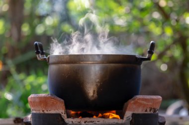 Doğada ateş yakmak.