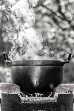 Kazanda pişirmek, ateşte, dışarıda.