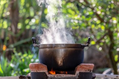Kazanda ateşte yemek pişirmek