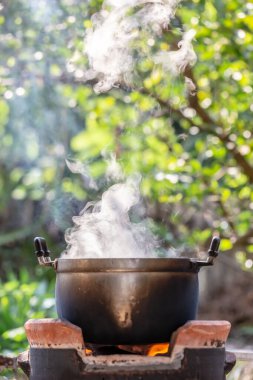 Üzerinde ateş olan bir tavanın yakın çekim görüntüsü.
