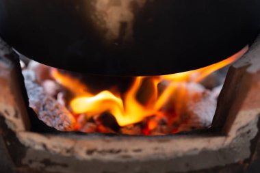 Şöminede ateş yanıyor.