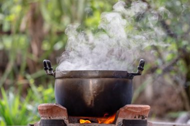 Bahçede yemek pişirmek