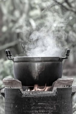 Ormanda ateşte demlik pişirmek