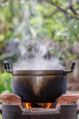 Alevdeki tencerenin dikey görüntüsü.