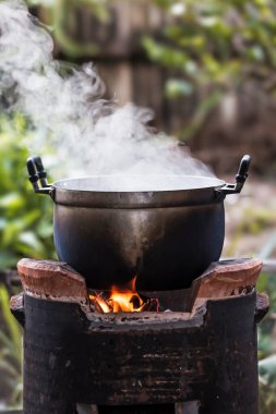 Ocakta tencere var..