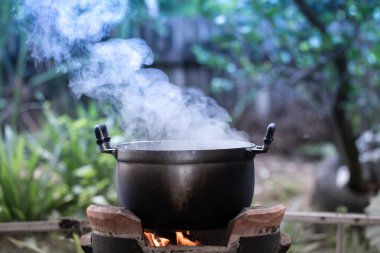 Tencerede kaynar su var.