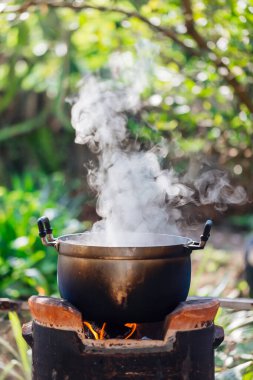 Doğadaki ızgaradaki ateşin pişirme süreci.