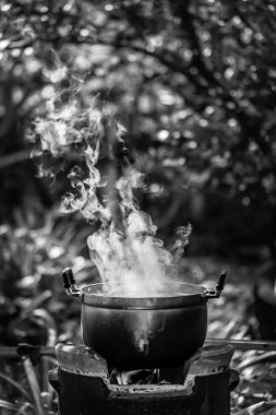 Izgaradaki yangının yakın çekim görüntüsü.