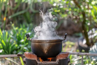 Bahçede tencere var.