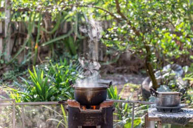 Ormanda yemek pişirmek.