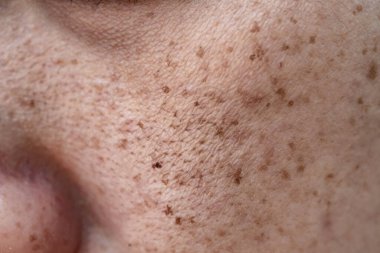 Siyah tenli ve siyah gözlü güzel bir kadının makro çekimi.