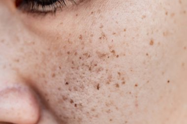 Siyah beyaz yüzlü bir kadına yaklaş..