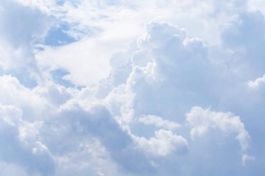 Bulutlara yakın mavi gökyüzü