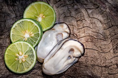 Tahta zemin üzerinde taze kireç