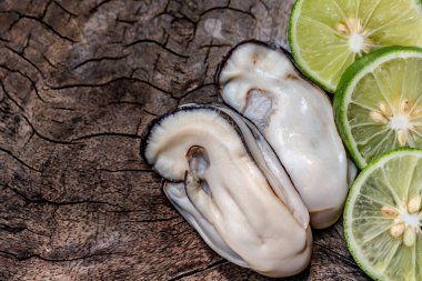 Siyah tabakta limonlu çiğ yeşil istiridye..