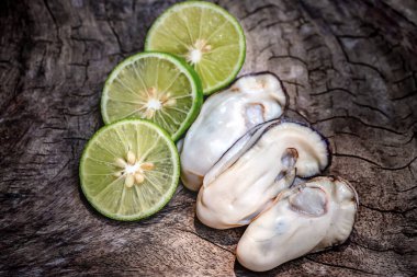 ahşap üzerine taze limes