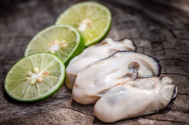 kireç ve kireç ile ahşap arka planda dilimler