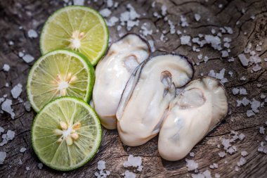 Masada çiğ taze limon var.