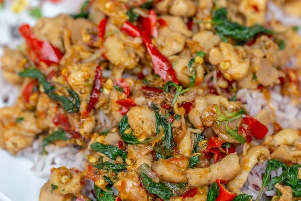 Kızarmış tavuk ve fesleğen yapraklı kızarmış pirinç, Tayland yemeği.