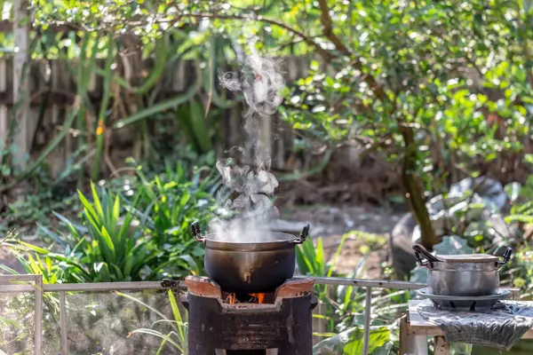 Ormanda yemek pişirmek.