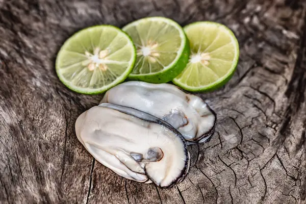 Eski ahşap masada taze limon