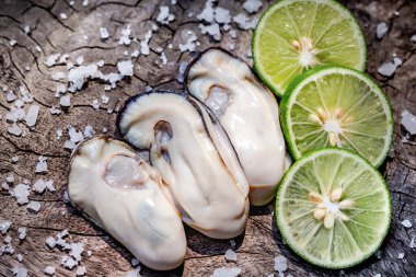 Taze istiridye ve limon