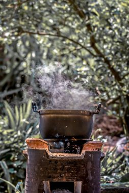 Ormandaki ocakta yemek pişirmek.