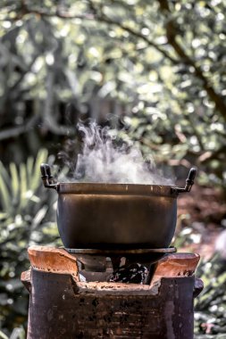 Ateşin üstündeki tavayı.