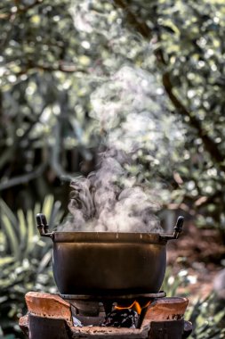 Ormandaki ızgarada pişirme işlemi.