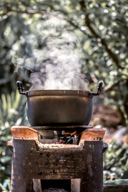 Doğada ateşte demlik pişirmek