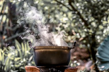 Mutfakta yemek yapmak.