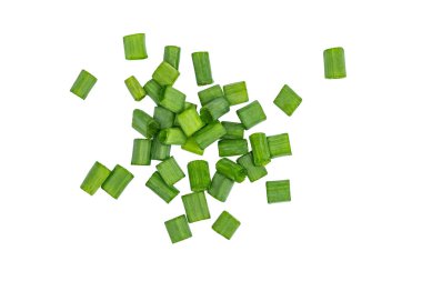 Beyaz arkaplanda izole edilmiş yeşil soğan yığını