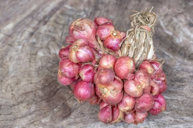 Tahta masada taze soğanlar