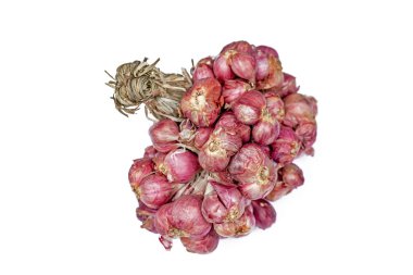 Beyaz arkaplanda kırmızı sarımsak