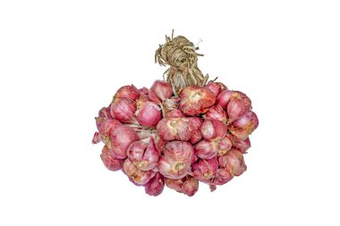 Beyaz üzerine izole edilmiş taze kırmızı sarımsak.